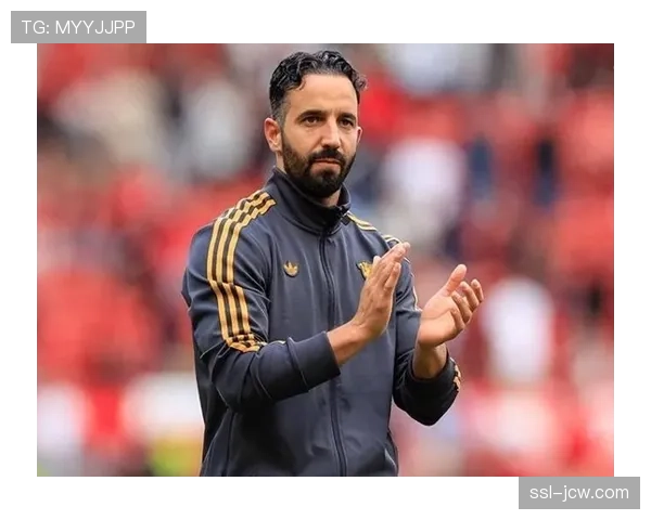 科莫冬窗欲租齐尔克泽 曼联竞争激烈 阿莫林弃用4200万欧锋霸